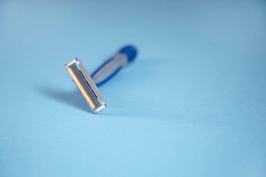 Mavi masa arka planında mavi jilet