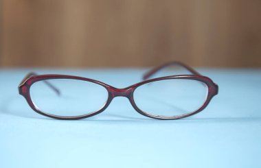 Mavi arkaplanda optik gözlük.