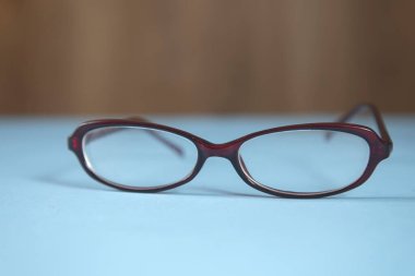 Mavi arkaplanda optik gözlük.