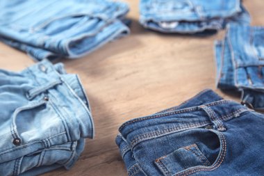 Ahşap masa arkasında kot pantolon..