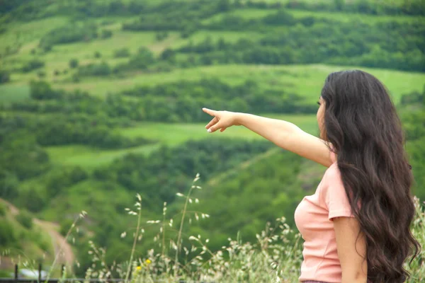 Bela Jovem Mulher Mostrar Natureza Verde — Fotografia de Stock