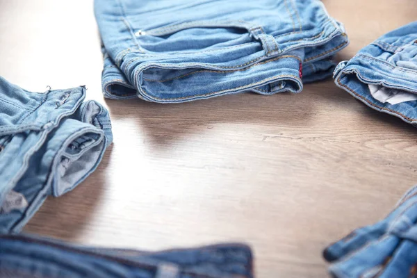Différents Jeans Bleus Sur Table Bois — Photo