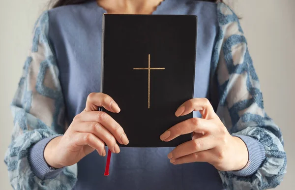 拿着圣经的年轻祷告女人 — 图库照片