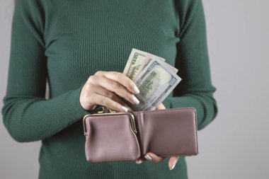 Elinde para olan genç bir kadın.