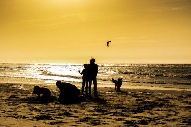 Deniz kenarında oynarken aile
