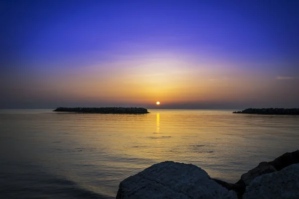 Schöner Sonnenaufgang am Meer — Stockfoto