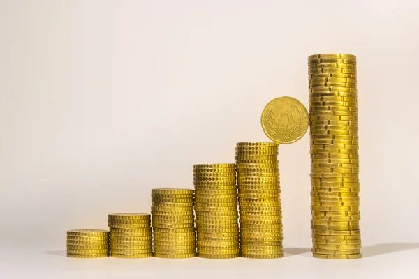 Yellow coins lined up from short to tall stacks — Stock Photo, Image