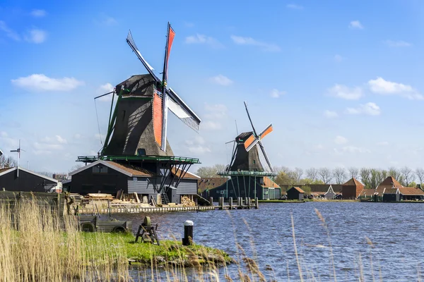 Zaanse schans 阿姆斯特丹附近的大风车 — 图库照片