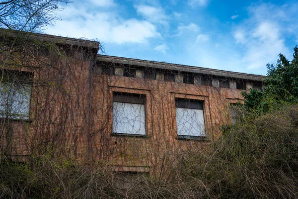Pabrik industri tua ditinggalkan di Italia — Stok Foto