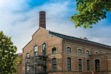 bir kule ve ağaçları ile Yapı Sanayi