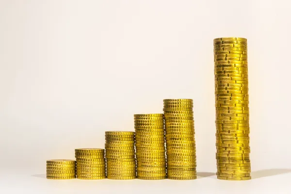 Yellow coins lined up — Stock Photo, Image