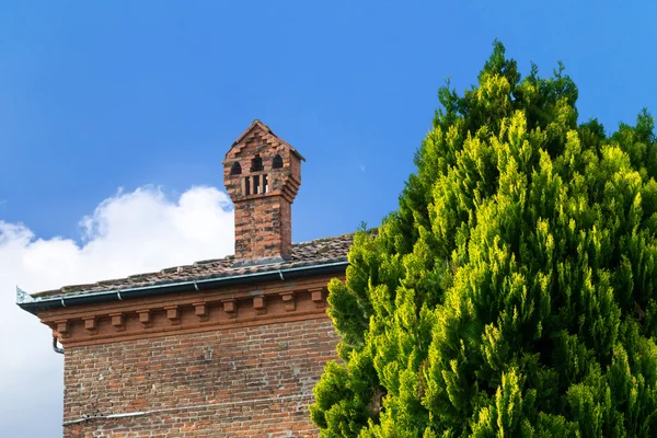 Chimney on the rooftop of a brick house — Stock Photo, Image