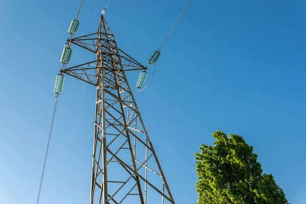 Piloni elettrici ad alta tensione, vista dal basso — Foto Stock