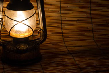 eski bir paslanmış fener ile ayarla