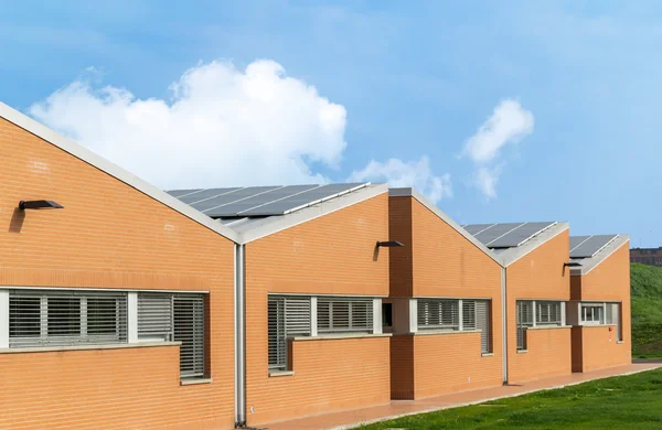 Industriegebäude mit Sonnenkollektor auf dem Dach — Stockfoto