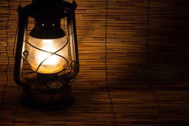 eski bir paslanmış fener ile ayarla