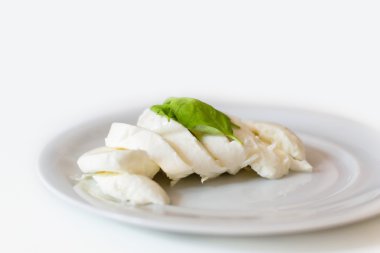 İtalyan Mozzarella peyniri dilimleri fesleğen yaprakları ile