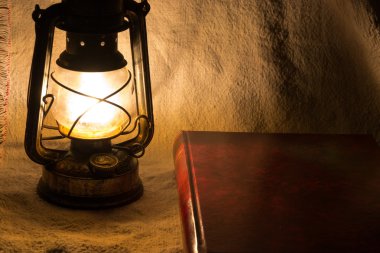 eski bir paslanmış fener ve bir kitap ile ayarla