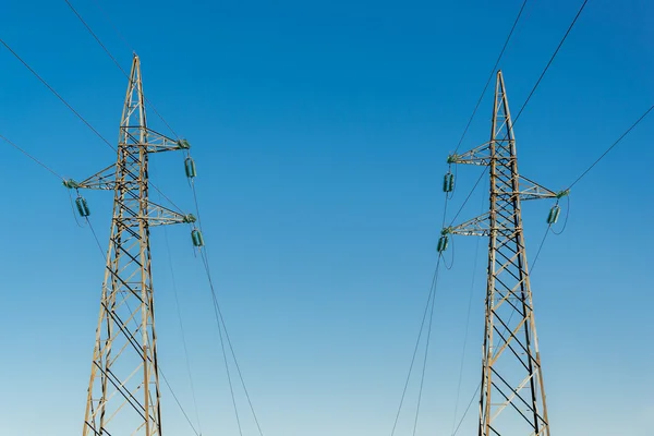 Yüksek voltajlı elektrik direkleri, aşağıdan göster — Stok fotoğraf