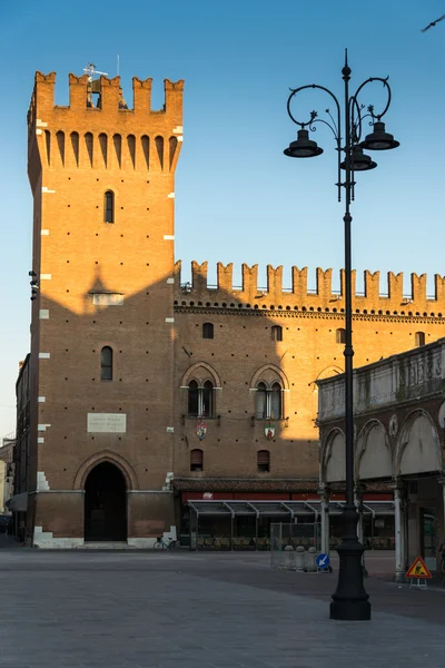 Turm des rathauses von ferrara italien — Stockfoto
