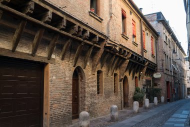 ferrara, ortaçağ Caddesi ile bir trattoria