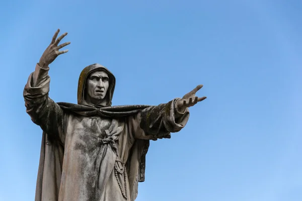 Estátua de Girolamo Savonarola na praça Savonarola — Fotografia de Stock