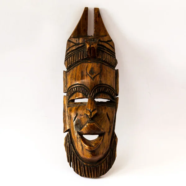 Masque africain en bois sur un papier blanc — Photo