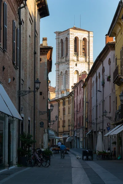 Bell tower of the Ferrara cathedral view from Mazzini street — Stock Photo, Image