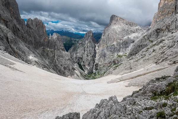 Vista de un campo de nieve en los Dolomitas —  Fotos de Stock