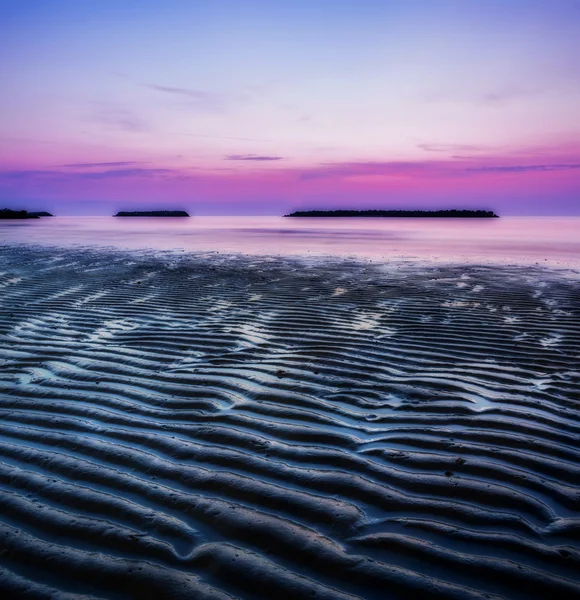 Salida del sol junto al mar en una playa italiana — Foto de Stock