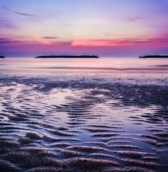 Salida del sol junto al mar en una playa italiana — Foto de Stock