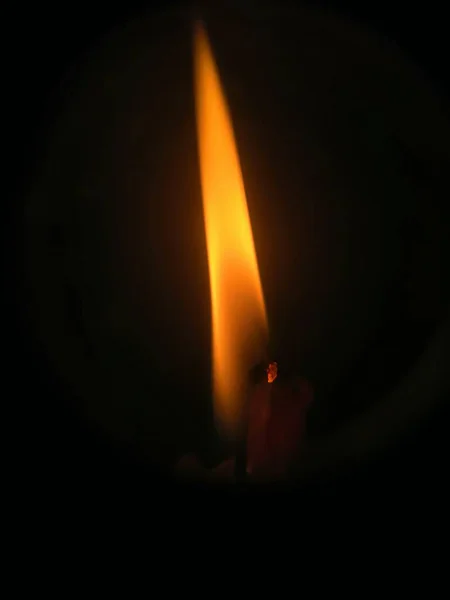 Une Bougie Brûle Dans Obscurité — Photo