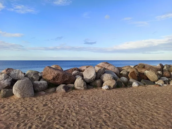 Stenen Aan Oever Van Het Meer Het Gladde Oppervlak Van — Stockfoto