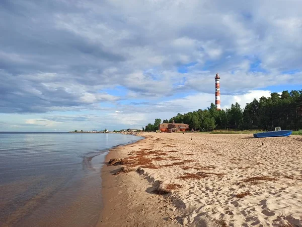 Faro Sulla Riva Sabbiosa Del Lago Una Giornata Estiva — Foto Stock