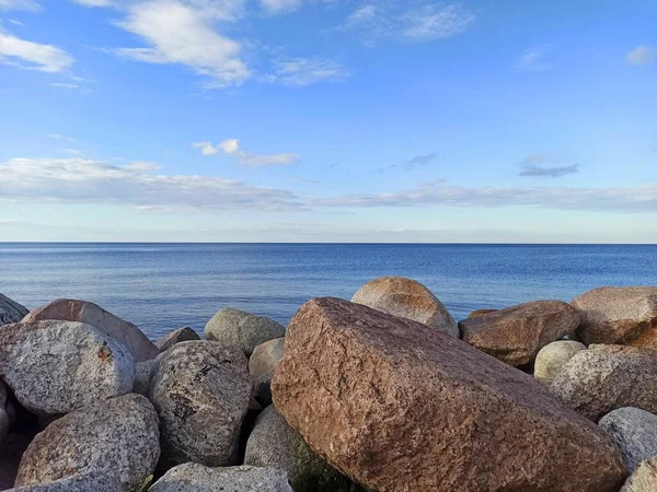 湖岸上的石头 拉多加湖平静的水面 — 图库照片