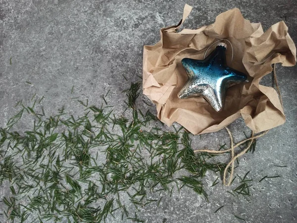 Tatilin sonu. Noel ağacı oyuncaklarını temizliyorum. Parçalanmış Noel ağacı iğneleri.