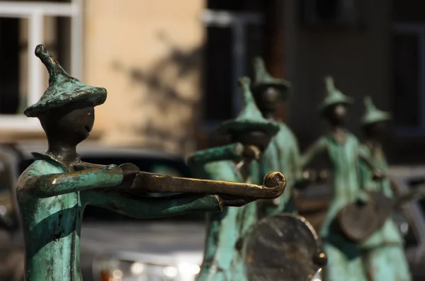 Statyer av 21 musiker framför administrativa byggnad — Stockfoto