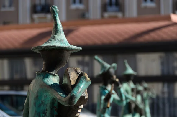 Statuen von 21 Musikern vor Verwaltungsgebäude — Stockfoto