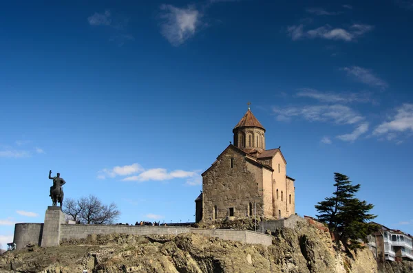 Успенская церковь Метехи и статуя царя Вахтанга Горгаса — стоковое фото