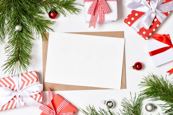 Uitnodiging sjabloon voor Kerstmis en Nieuwjaar. Een vakantiekaart met een envelop en geschenken. — Stockfoto