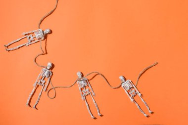 Turuncu arka planda iskeletleri olan Cadılar Bayramı geçmişi.