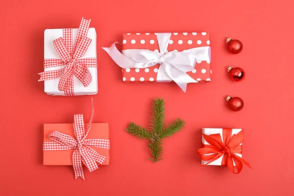 Kerst Lay Out Achtergrond Met Geschenken Een Rode Achtergrond Gelukkig — Stockfoto