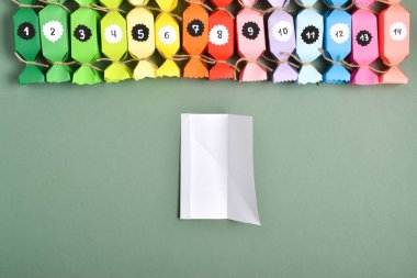 - Kendin yap. - Tamam. Tatlılar şeklinde renkli kağıtlardan yapılmış sarı takvimler var. Adım adım talimatlar. Altıncı adım. Sonra ortada eğil..