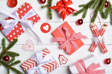 İçinde hediyeler, cam toplar ve köknar dalı olan bir Noel kompozisyonu. Düz konum, üst görünüm.