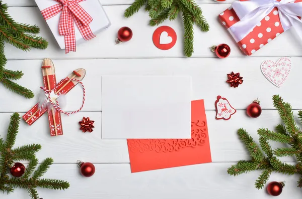 Kerst Achtergrond Met Een Envelop Geschenken Glazen Ballen Een Sparren — Stockfoto