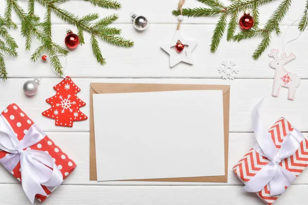 Feestelijke Achtergrond Met Een Envelop Een Dennentak Glazen Kerstballen Houten — Stockfoto