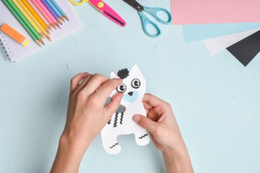 Renkli kağıttan beyaz bir kaplan. Kediler için adım adım talimatlar. Adım 6: Gözleri ve burnu yapıştır.