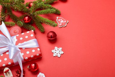 Noel süslemelerinin yeni yıl kompozisyonu. Uzayı kopyala Düz yatış, üst görünüm.