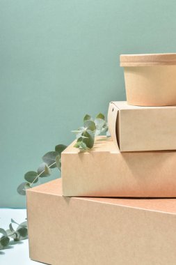 Tarafsız bir arkaplanda kağıt ambalajı. Yemek servisi, paket servis. Çevresel koruma. Sıfır kayıp. Düz düzen, üst görünüm, kopyalanacak yer.