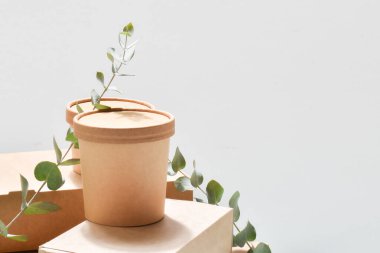 Tarafsız bir arkaplanda kağıt ambalajı. Yemek servisi, paket servis. Çevresel koruma. Sıfır atık.